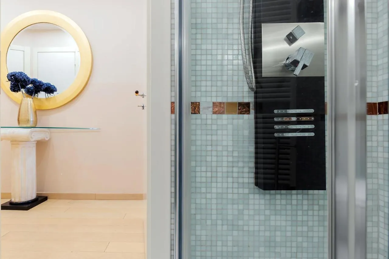 Milan Retreats Duomo Suites شقة